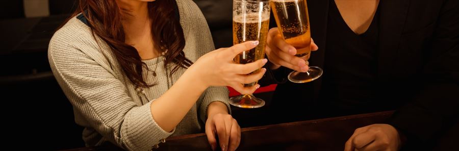ビールの乾杯で始まったカップリングなしの婚活パーティーまずは同じ席に座っていた男女とのトークタイムから