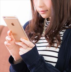 婚活サイトペアーズを操作する20代女性のイメージ