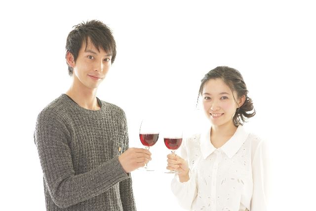 ワイン合コンでワインを飲みながら婚活パーティーを楽しむ様子