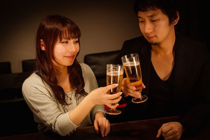 週末の婚活パーティーへ参加してカップリング後に飲みに行く男女のイメージ