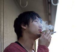 たばこを吸う男性