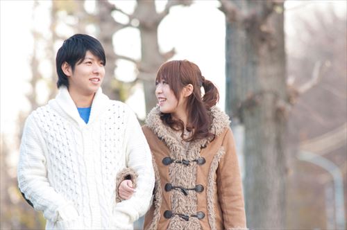 婚活パーティーでカップリングごにデートをする男女のイメージ