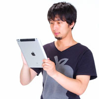 タブレットを操作する男性イメージ画像