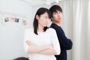 互いの結婚適齢期イメージが違い価値観のずれに気が付いたカップル